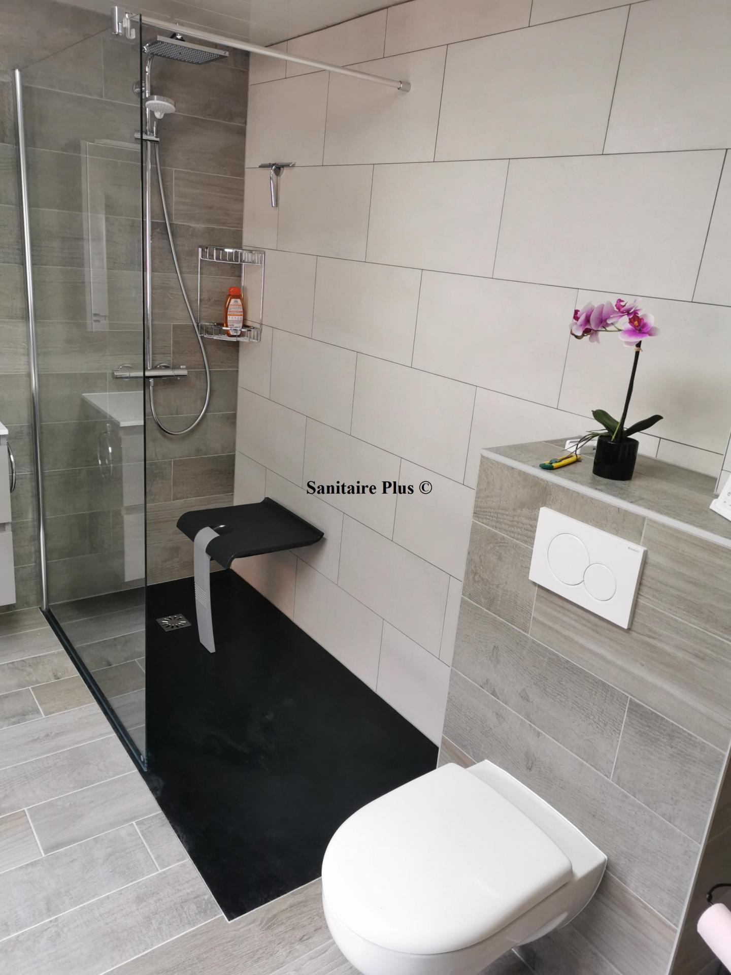 Douche à l'italienne de plain-pied et wc suspendu